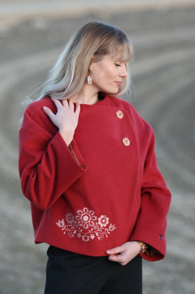 Vyšívaný prechodný kabát...