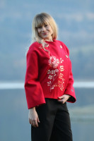 Vyšívaný prechodný kabát Zahľadená do krásy