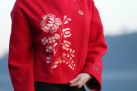 Vyšívaný prechodný kabát Zahľadená do krásy