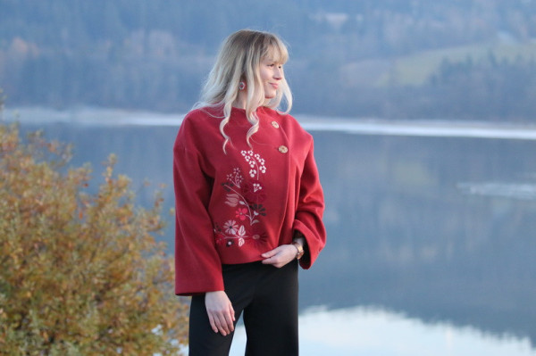 Vyšívaný prechodný kabát...