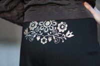 Vyšívané nohavice Čierna elegancia