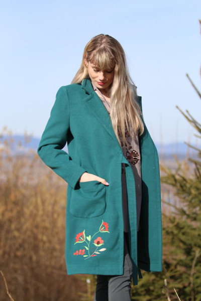 Prechodný vyšívaný kabát...