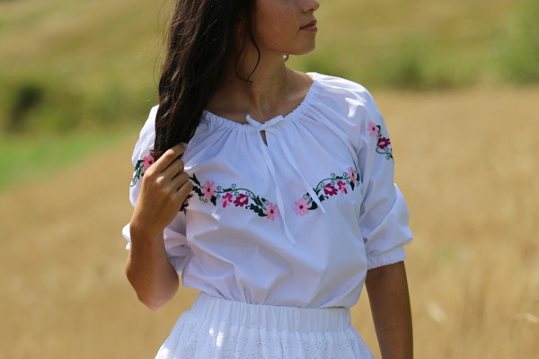 Vyšívaná ľudová bavlnená...