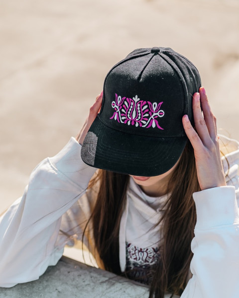 Vyšívaná šiltovka Čataj