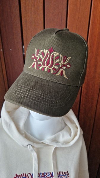 Vyšívaná šiltovka Čataj