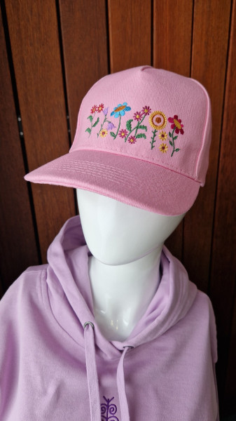 Vyšívaná šiltovka Lúka