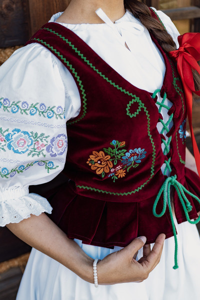 Folklórny vyšívaný zamatový...