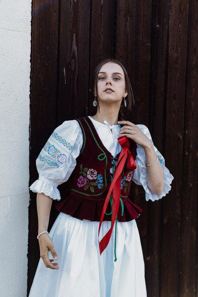 Folklórny vyšívaný zamatový...