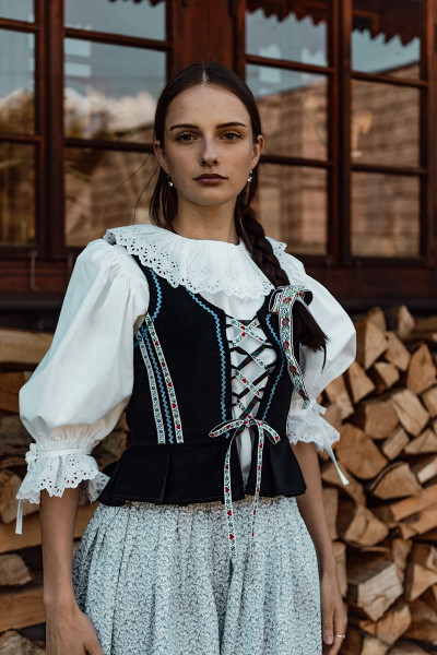 Folklórny zamatový lajblík...