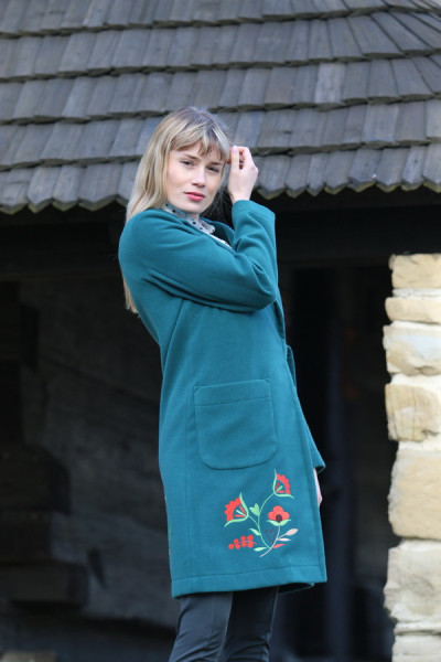 Prechodný vyšívaný kabát...