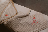 Vyšívaný WAFLE bavlnený detský uterák ZAJKO