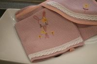 Vyšívaná WAFLE bavlnená detská osuška KVIETOK