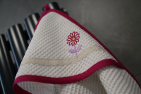 Vyšívaná WAFLE bavlnená detská osuška KVIETOK