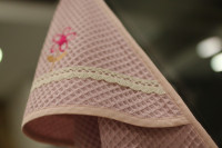 Vyšívaná WAFLE bavlnená detská osuška KVIETOK