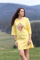 Krátke vyšívané ľanové žlté šaty Banánová vôňa - Krojové.sk