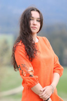 Krátke vyšívané ľanové oranžové šaty Pomarančová