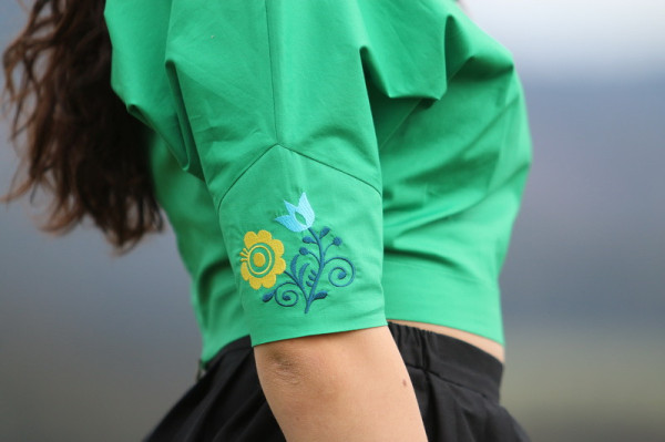 Vyšívaný bavlnený crop top...