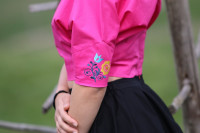 Vyšívaný bavlnený crop top Pivónia