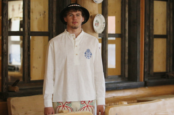 Ľudová vyšívaná ľanová...