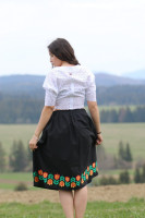 Ľudová vyšívaná čierna sukňa Rozkvitnutá zem