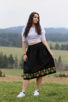 Ľudová vyšívaná čierna sukňa Rozkvitnutá zem