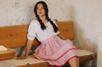 Ľudová sukňa Páslo dievča pávy