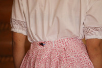 Ľudová sukňa Páslo dievča pávy