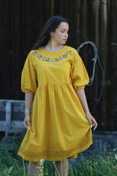 Vyšívané madeirové šaty...