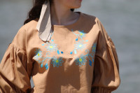 Vyšívaná ľanová blúzka V prievane