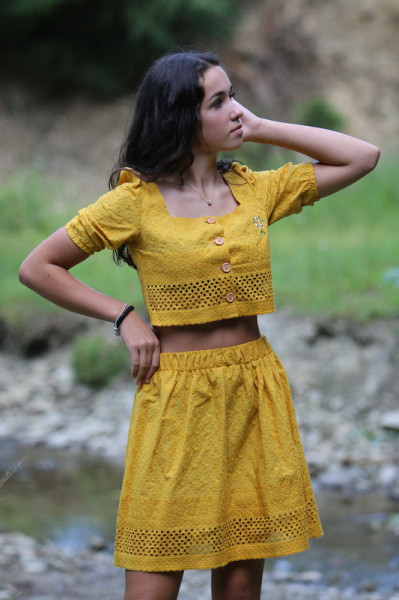 Vyšívaný bavlnený crop top...