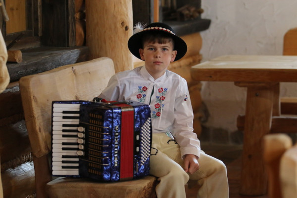 Ľudová chlapčenská vyšívaná...