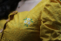 Vyšívaný bavlnený crop top Medový plást