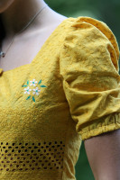 Vyšívaný bavlnený crop top Medový plást