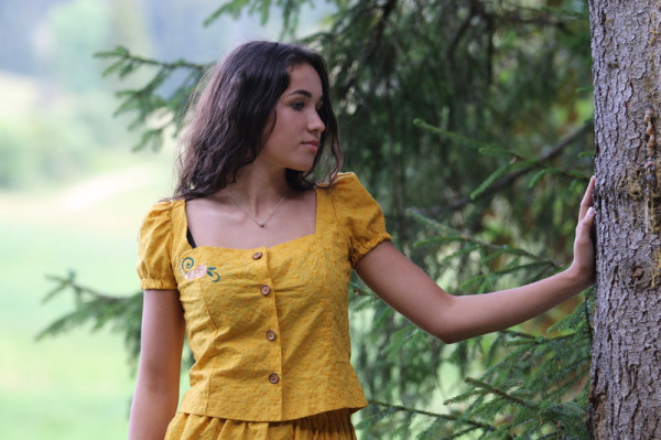 Vyšívaný bavlnený crop top...