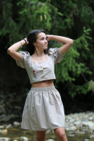 Vyšívaný bavlnený crop top Závan leta