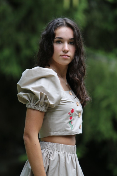 Vyšívaný bavlnený crop top...