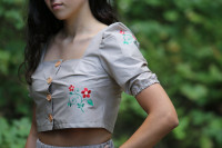 Vyšívaný bavlnený crop top Vodná hladina