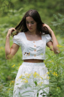 Vyšívaný bavlnený crop top Biela alej