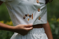 Vyšívaný bavlnený crop top Biela alej