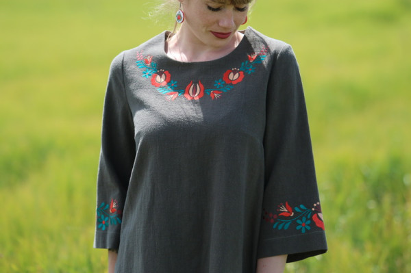 Krátke vyšívané ľanové šaty...