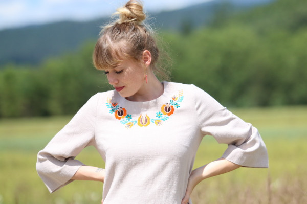 Krátke vyšívané ľanové šaty...