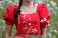 Vyšívaný bavlnený crop top Jahodový kokteil