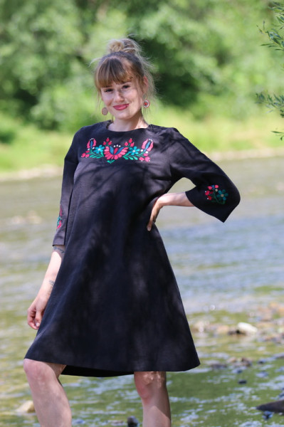 Krátke vyšívané ľanové šaty...