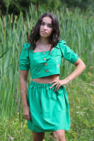 Vyšívaný bavlnený crop top V zelenom háji