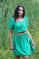 Vyšívaný bavlnený crop top V zelenom háji