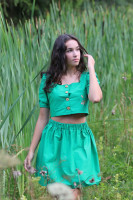 Vyšívaný bavlnený crop top V zelenom háji