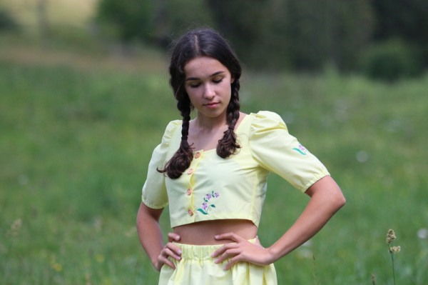 Vyšívaný bavlnený crop top...