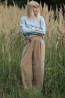 Vyšívané menčestrové nohavice V suchej tráve