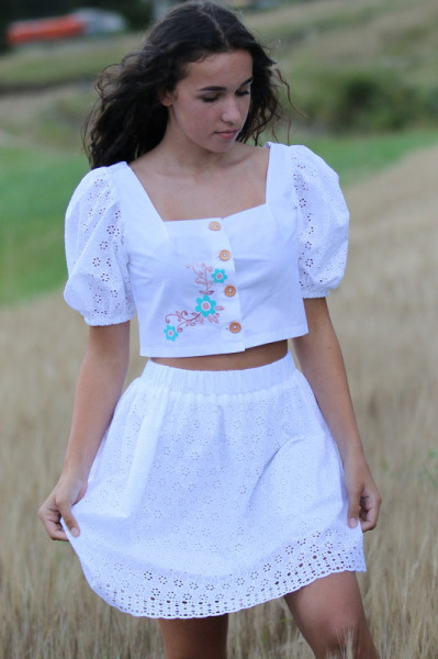 Vyšívaný bavlnený crop top...