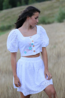 Vyšívaný bavlnený crop top V oblakoch